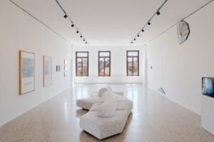 L’enigmatico John Baldessari in mostra a Venezia