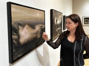 Il silenzio del gesto e l’arte come luogo interiore. Intervista alla pittrice Juliette Aristides