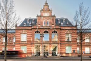 Al museo Stedelijk di Amsterdam ci si impegna sulle comunità emergenti e sulla decolonizzazione
