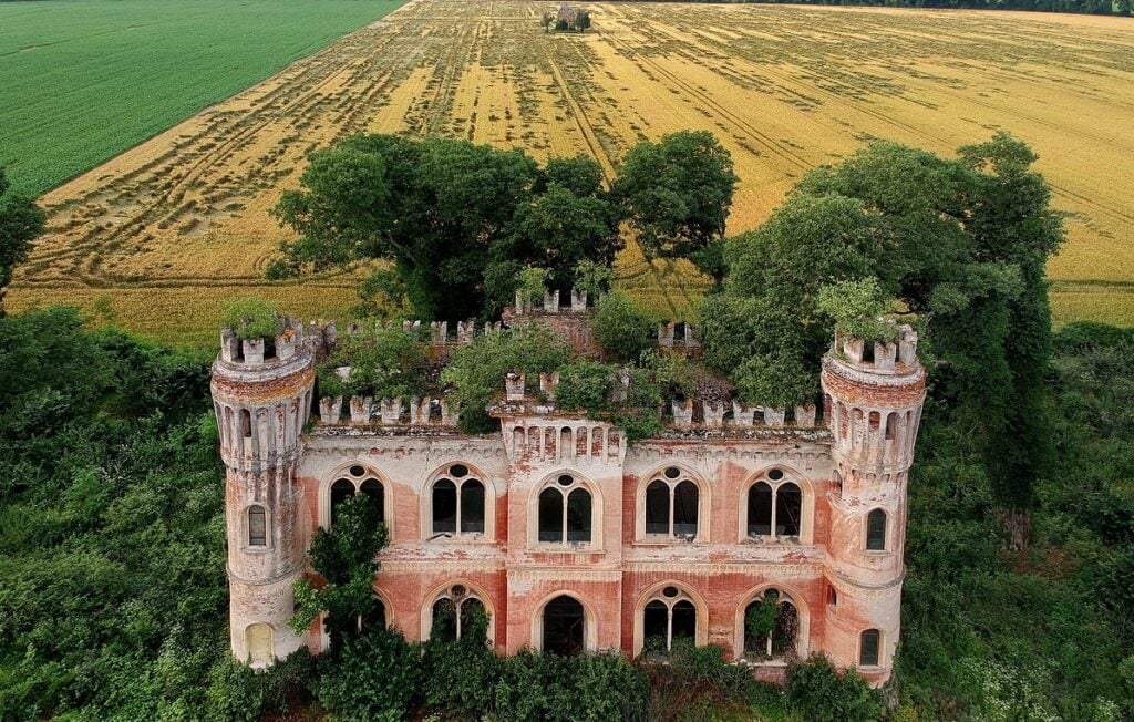 Un incredibile esempio di architettura agricola di fine Ottocento. Ma questa cascina nella Bassa padana è in rovina