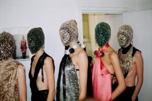Dai riti dionisiaci alle sfilate. Il valore della maschera nella moda