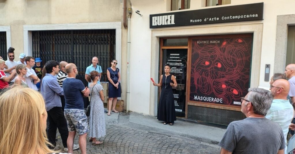 Nel micro-museo di Belluno due installazioni mescolano Leonor Fini con cani e tartarughe 