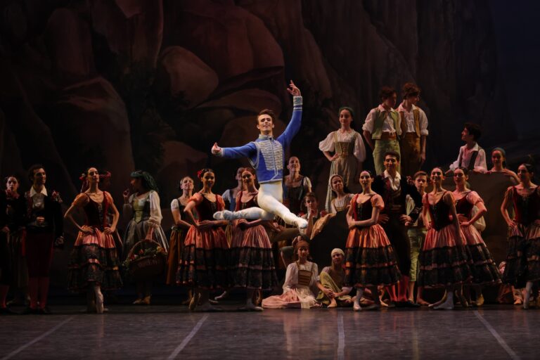 Navrin Turnbull e il Corpo di Ballo scaligero in un momento del I atto della Paquita di Pierre Lacotte - foto Brescia e Amisano-Teatro alla Scala