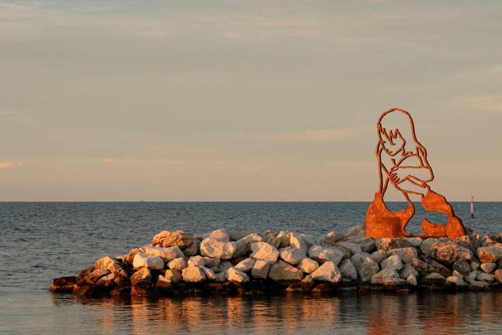 A Milano Marittima la sirena-bambina dell’artista Valerio Berruti è sospesa tra il mare e il cielo