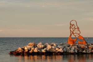 A Milano Marittima la sirena-bambina dell’artista Valerio Berruti è sospesa tra il mare e il cielo