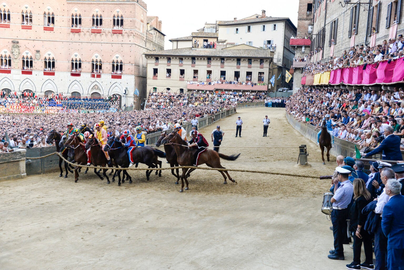 Palio di Siena 2025: vince il drappellone di Francesco De Grandi