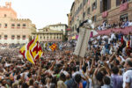Palio di Siena, 16 agosto 2025 - La folla vittoriosa conquista il drappellone - Ph. Andrea Lensini