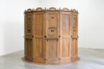 Robert Kuśmirowski, Cosmorama, 2010. Collezione Enea Righi. Veduta di allestimento, MAMbo – Museo d’Arte Moderna di Bologna, 2024-2025. Foto Ornella De Carlo. Courtesy Settore Musei Civici Bologna | MAMbo