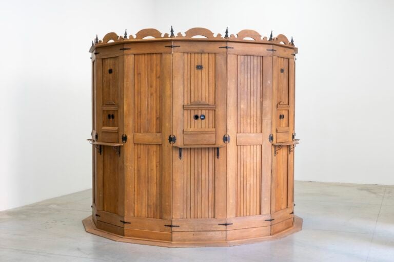 Robert Kuśmirowski, Cosmorama, 2010. Collezione Enea Righi. Veduta di allestimento, MAMbo – Museo d’Arte Moderna di Bologna, 2024-2025. Foto Ornella De Carlo. Courtesy Settore Musei Civici Bologna | MAMbo