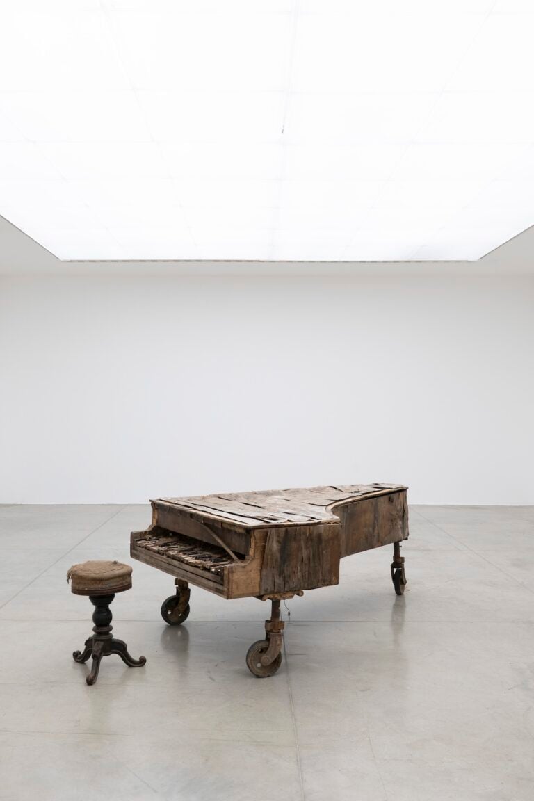 Robert Kuśmirowski, The Piano, 2024. Courtesy l'artista e Freak Andò di Maurizio Marzadori. Foto Ornella De Carlo, Courtesy Settore Musei Civici Bologna | MAMbo