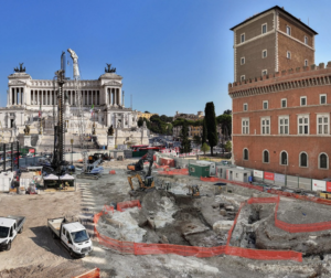 Lavori per la nuova Metro C a Roma: sotto Piazza Venezia riaffiorano ritrovamenti romani e medievali