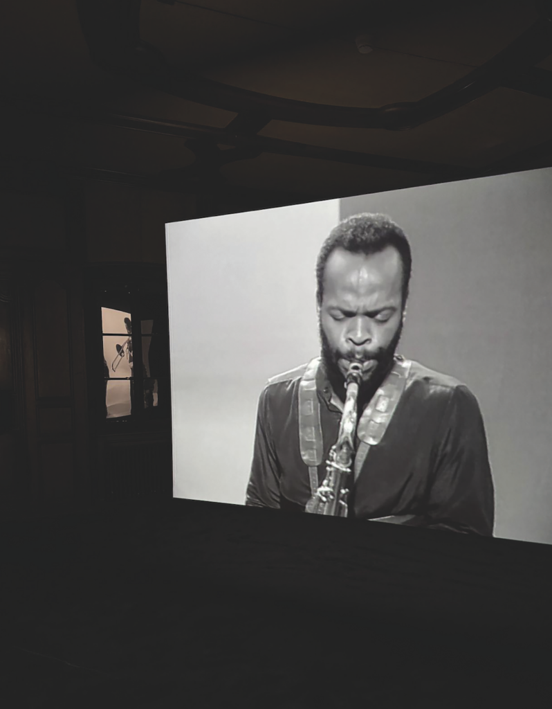 Stan Douglas, Hors-champs, 1992, Centre Pompidou collections, dans l’exposition Erratum musical de Pierre Leguillon, Manoir de la Ville de Martigny x Biennale Son, photo © Biennale Son 