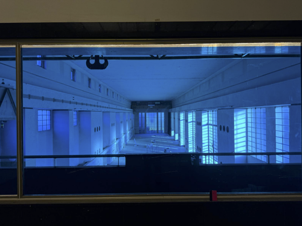 Soundwalk Collective, Invisible Landscape, 2025, vue du grand hall depuis la salle de contrôle, La Centrale, photo (c) Biennale Son
