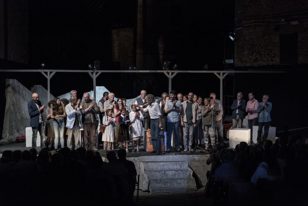 Un fulmine incendia il Teatro Povero di Monticchiello. La raccolta fondi per aiutare la storica compagnia senese