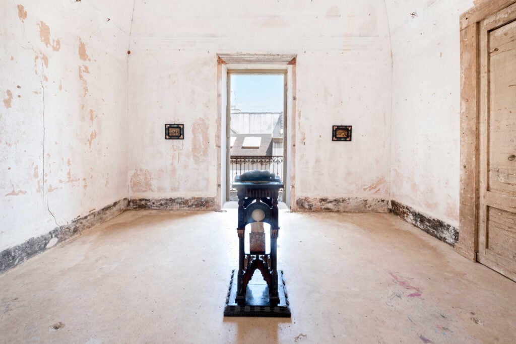 In un antico palazzo salentino una mostra cerca di comprendere il senso del sacro 