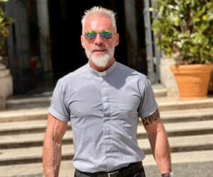 Il prete palestrato e tatuato che dispensa pillole di storie dell’arte sui social