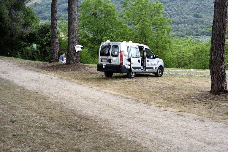3low La storia del noceto in Abruzzo che ospita le opere di arte contemporanea