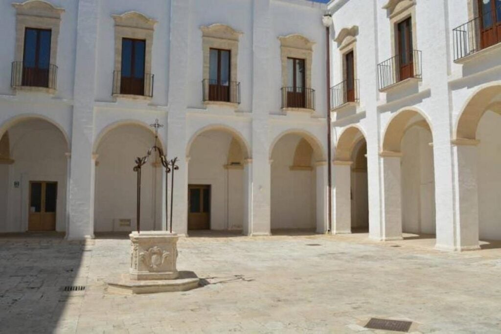 Chiostro di Santa Chiaramola di Bari