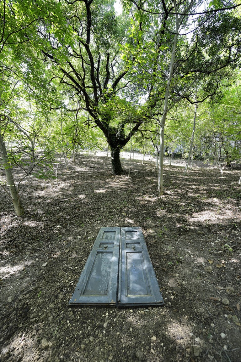 7low La storia del noceto in Abruzzo che ospita le opere di arte contemporanea