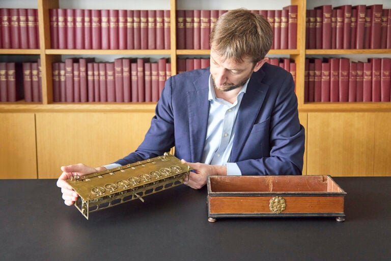Adrien Legendre, direttore dipartimento Christie's, con la Pascaline che sarà messa all'asta (photo Christie's images limited, Anna Buklovska)
