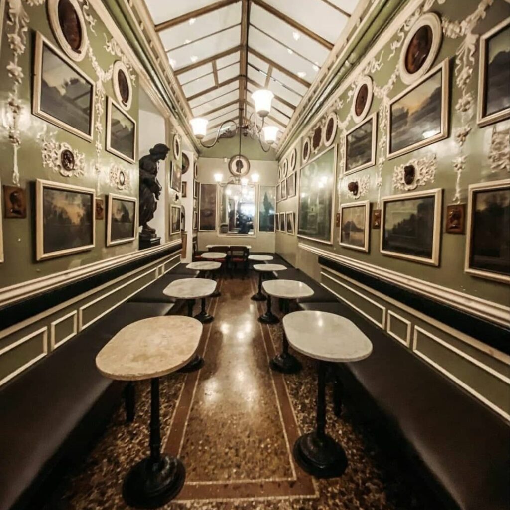 antico caffe greco 1 Maxi sequestro di opere d’arte e cimeli antichi al leggendario Caffè Greco di Roma. Indagato il titolare