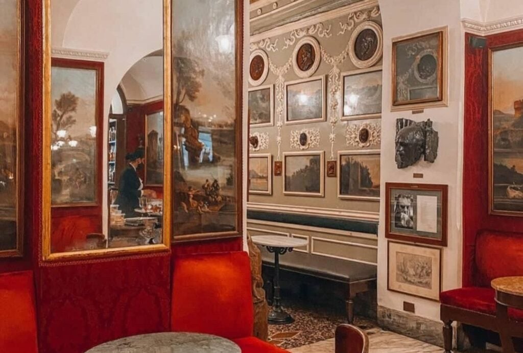 Maxi sequestro di opere d’arte e cimeli antichi al leggendario Caffè Greco di Roma. Indagato il titolare