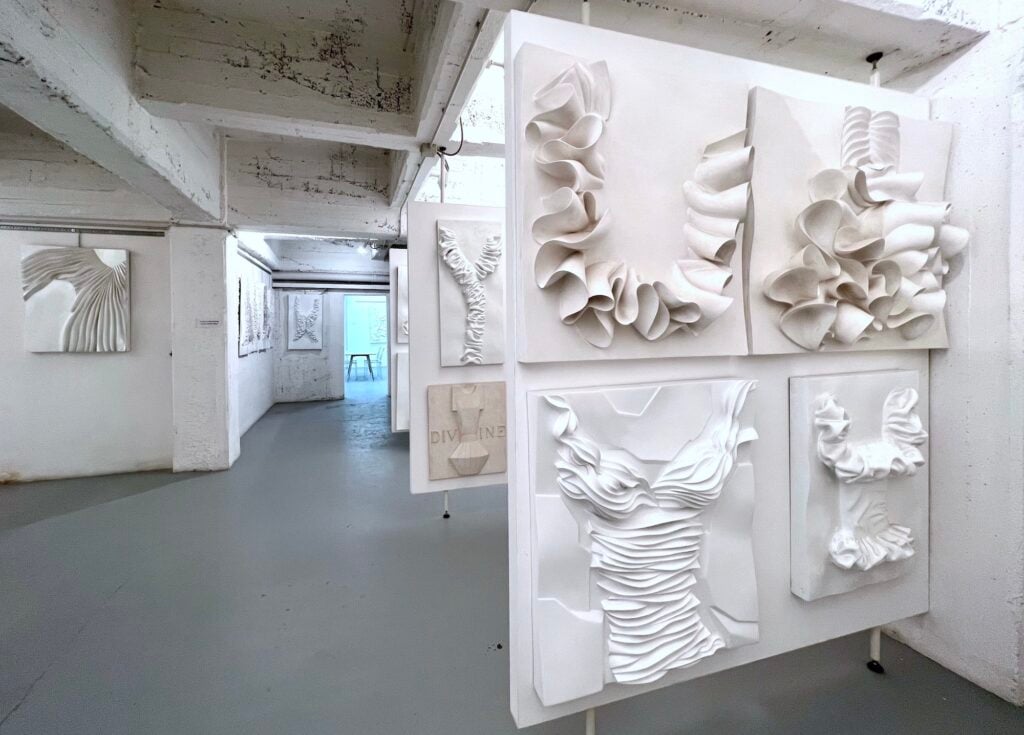 L’allestimento del museo FLA FlavioLucchiniArtMuseum con la mostra “Grazie Giorgio” e l’esposizione permanente. Courtesy FLA FlavioLucchiniArtMuseum