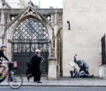 A Londra c’è un nuovo Banksy. Tema? L’accanimento della “giustizia” contro i manifestanti pro-Pal