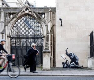 A Londra c’è un nuovo Banksy. Tema? L’accanimento della “giustizia” contro i manifestanti pro-Pal