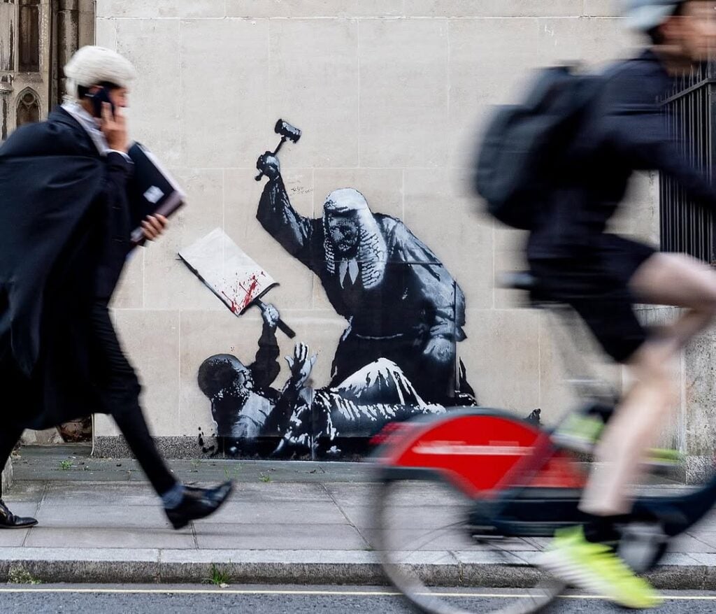 banksy royal courts of justice london A Londra c'è un nuovo Banksy. Tema? L'accanimento della "giustizia" contro i manifestanti pro-Pal