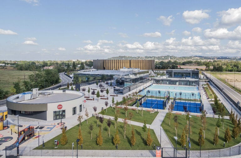 Cittadella dello Sport, Tortona (AL), 2018-2025, vista aerea della Cittadella dello Sport con la città di Tortona sullo sfondo. Crediti foto Carola Merello