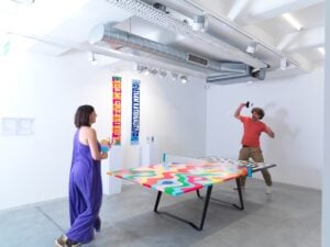 Tavoli da ping pong, bandiere e post-it in un’insolita mostra a Istanbul