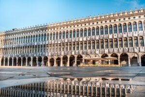Cosa ci fanno 100 figure di spalle sulla facciata delle Procuratie Vecchie di Venezia?