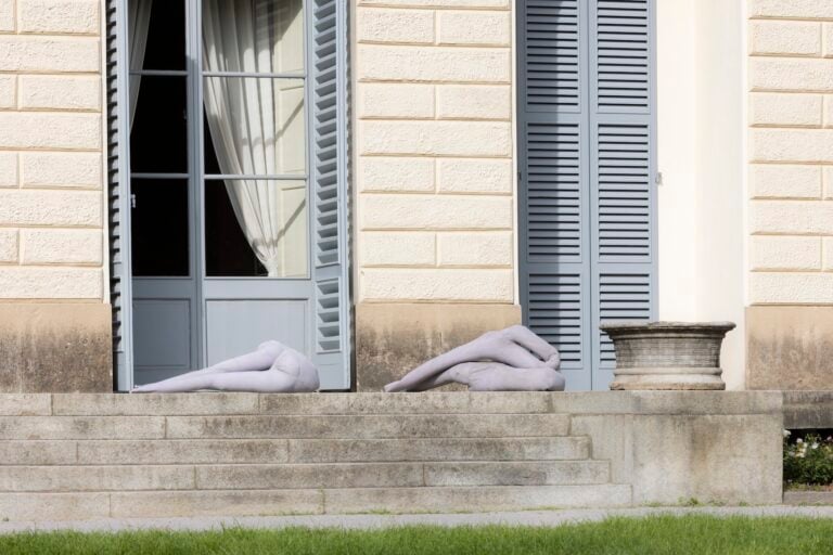 furla series sara enrico under the sun beyond the skin installation view at gam milano 2025 photo andrea rossetti courtesy fondazione furla 7 A Milano i giardini di Villa Reale si trasformano in un museo a cielo aperto