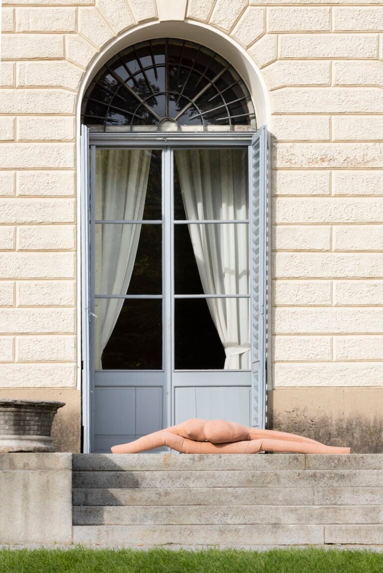 furla series sara enrico under the sun beyond the skin installation view at gam milano 2025 photo andrea rossetti courtesy fondazione furla 8 A Milano i giardini di Villa Reale si trasformano in un museo a cielo aperto