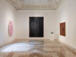 Georg Baselitz e Lucio Fontana, L'aurore viene, installation view at Thaddaeus Ropac Milano. Photo Roberto Marossi. Courtesy Thaddaeus Ropac.