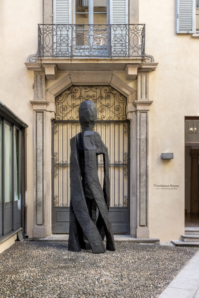 Georg Baselitz e Lucio Fontana, L'aurore viene, installation view at Thaddaeus Ropac Milano. Photo Roberto Marossi. Courtesy Thaddaeus Ropac.