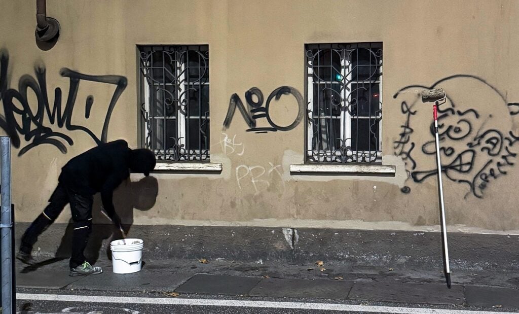 Intervista all’imbianchino che di notte ripulisce le strade di Brescia da scritte e scarabocchi