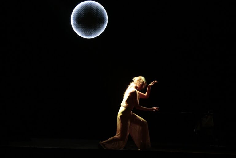 Giornale notturno Foto di ROSA ARCELLONI_Fabre Festival