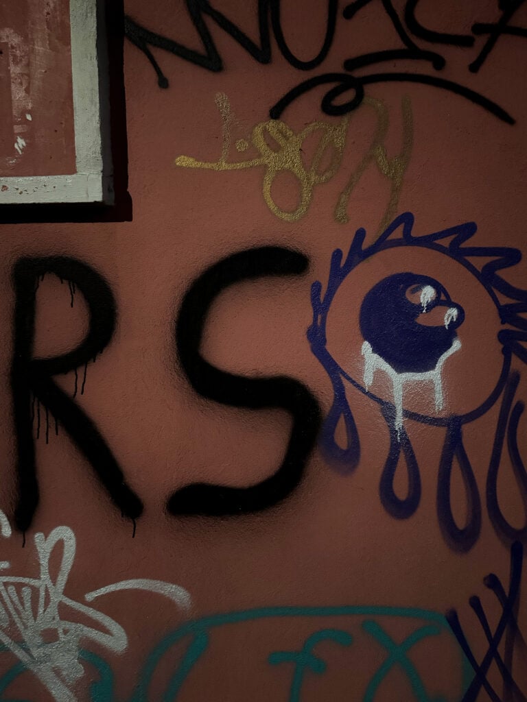 I muri di Brescia ripuliti da Ghost Pitùr. Prima e dopo