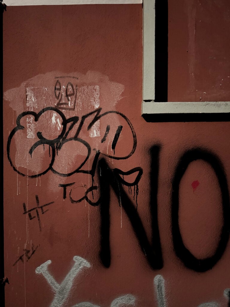 I muri di Brescia ripuliti da Ghost Pitùr. Prima e dopo