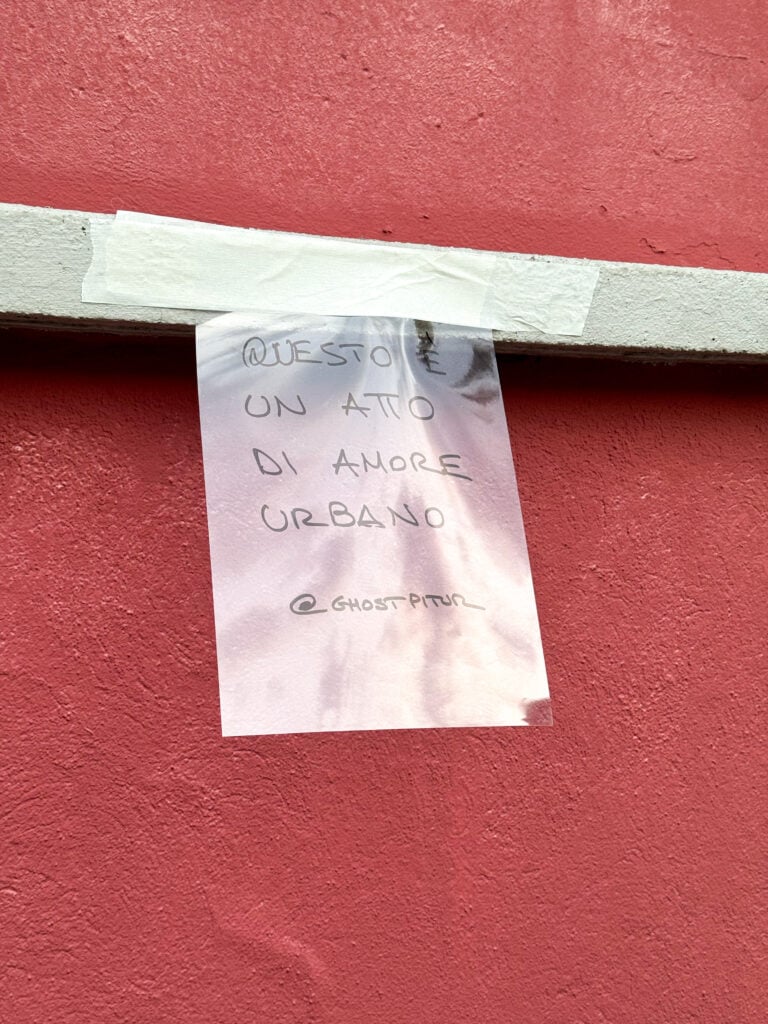 I muri di Brescia ripuliti da Ghost Pitùr. Prima e dopo