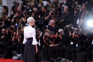 Alla Mostra del Cinema la moda si allontana dall’arte e i look sono pure noiosi (con qualche eccezione)