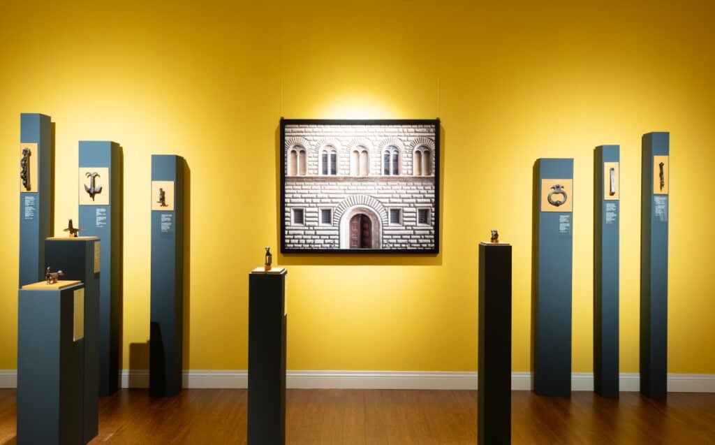 Da status symbol a oggetto da collezione. Al Labirinto della Masone in mostra la storia del batacchio