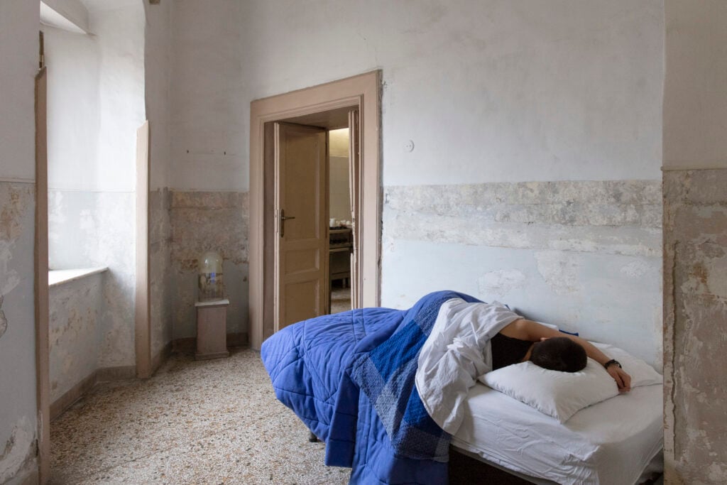 La curatrice che si mise a dormire durante l’inaugurazione di una sua mostra. L’intervista