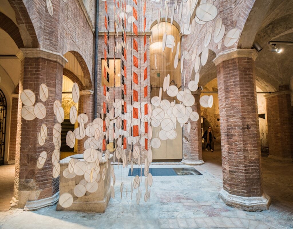 Dare forma all’invisibile. La mostra di Jacob Hashimoto a Siena