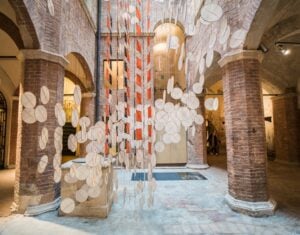 Dare forma all’invisibile. La mostra di Jacob Hashimoto a Siena