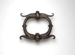 Maniglia da porta con volute, nodi e mascherone, Germania meridionale, Prima metà sec. XVII, Ferro forgiato, scolpito e inciso