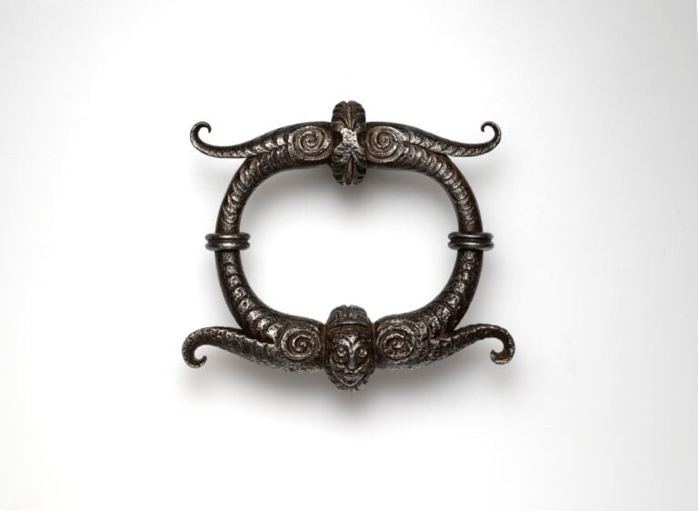 Maniglia da porta con volute, nodi e mascherone, Germania meridionale, Prima metà sec. XVII, Ferro forgiato, scolpito e inciso
