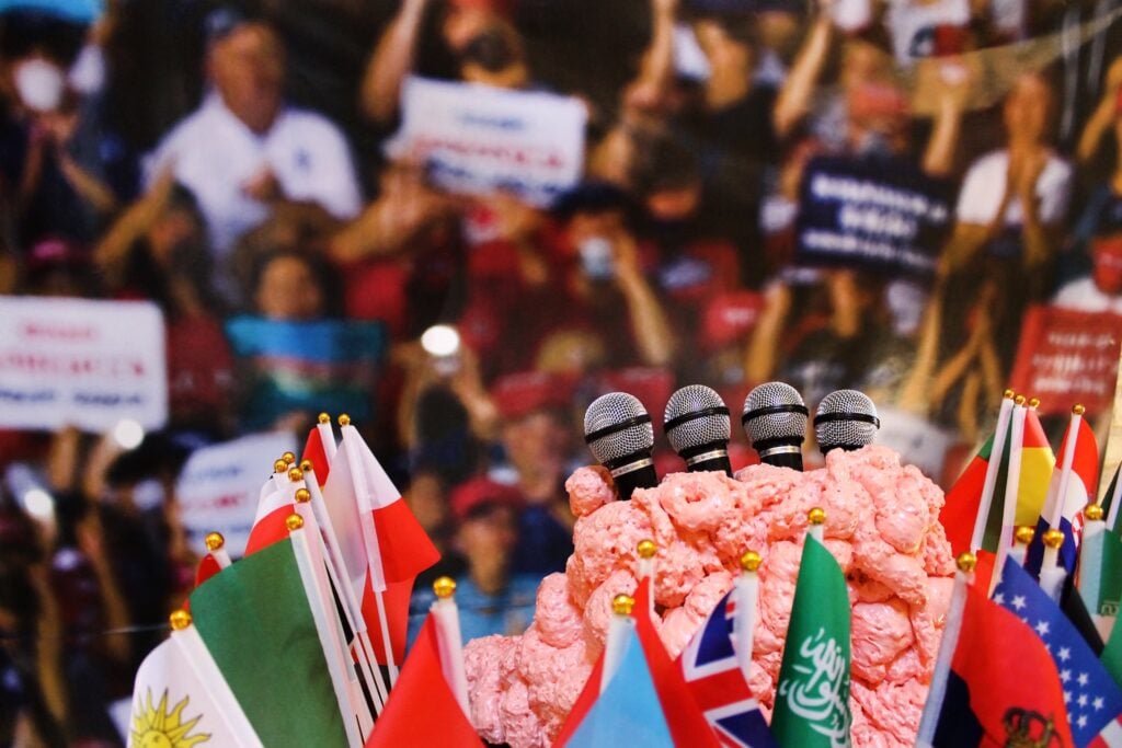 Politica, media e identità contemporanea. La mostra dell’artista Matteo Costanzo nelle Marche